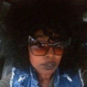 Meet your Posher, Claisha